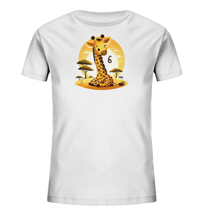 Onlineshop Shirts fuer Kinder - Dieses Bild zeigt ein weisses Kinder-T-Shirt mit einem charmanten Aufdruck. Das Motiv stellt eine niedliche, sitzende Cartoon-Giraffe dar, umgeben von einer Savannenlandschaft mit Baeumen und Graesern. Im Hintergrund ist eine runde, orangefarbene Sonne zu sehen, und neben der Giraffe steht prominent die Zahl '6'. Das Design wirkt verspielt und froehlich, perfekt fuer Kinder.