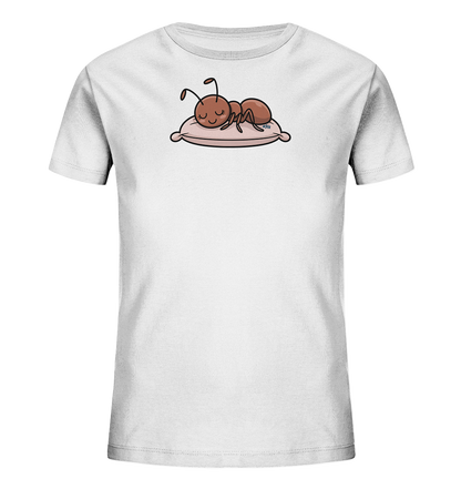 Onlineshop Shirts fuer Kinder - Das Bild zeigt ein weisses Kinder-T-Shirt mit einem niedlichen Aufdruck. Eine braune Cartoon-Ameise liegt entspannt mit geschlossenen Augen auf einem hellrosa Kissen. Das Design wirkt friedlich und suess, ideal fuer Kinder.