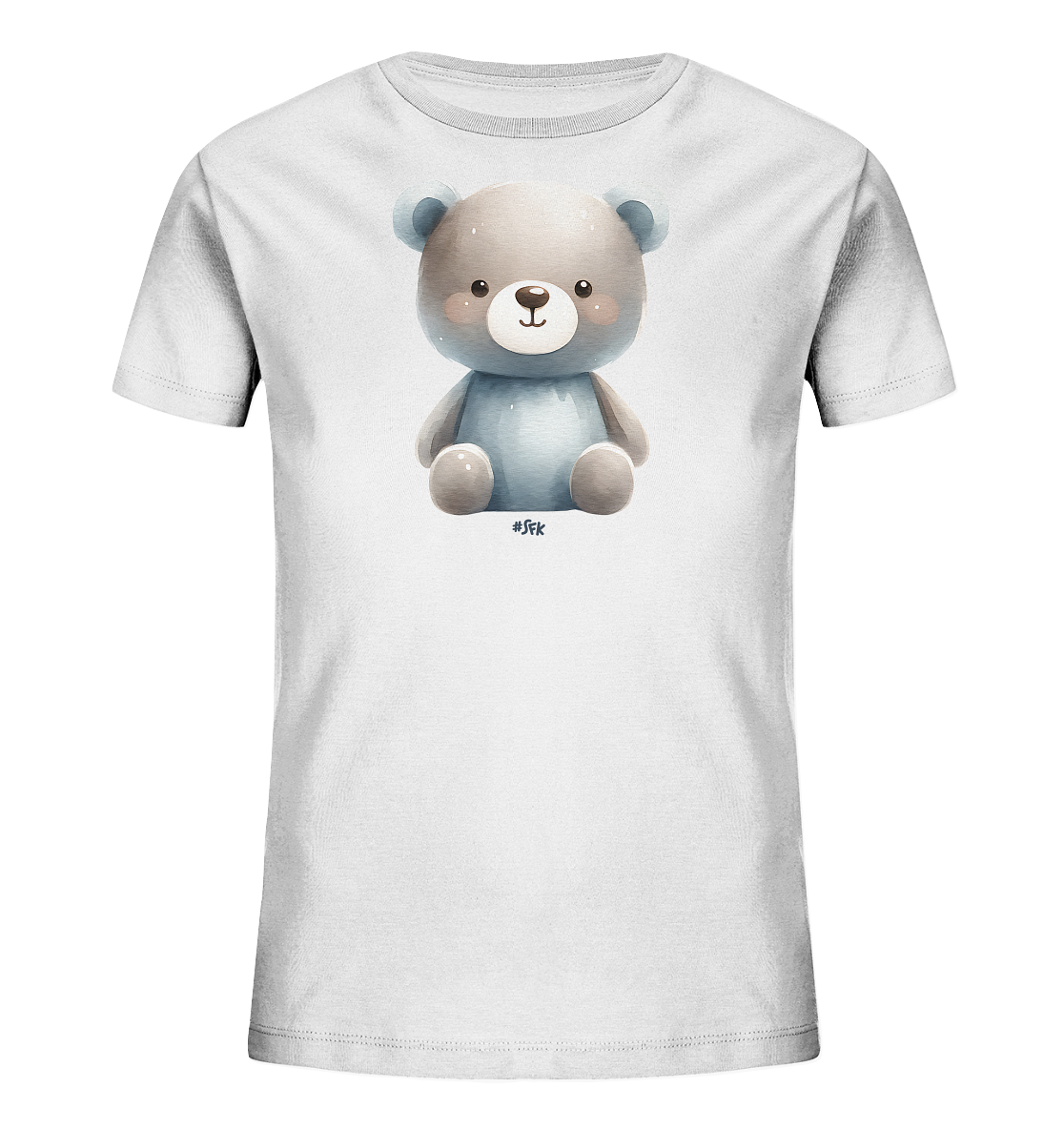 Onlineshop Shirts fuer Kinder - Das Bild zeigt ein weisses T-Shirt mit einem niedlichen Teddybaermotiv auf der Vorderseite. Der Baer sitzt und hat grosse Ohren sowie ein freundliches Gesicht mit rosigen Wangen. Die Illustration ist in sanften Braun- und Blautoenen gehalten. Dieses Design verleiht dem Shirt einen verspielten und warmen Charakter.