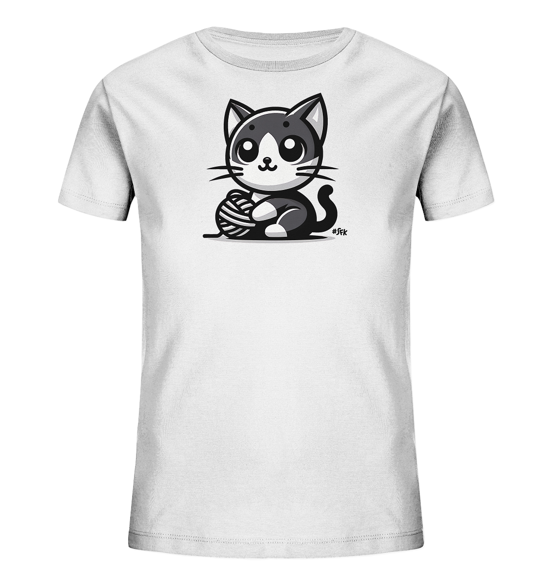 Onlineshop Shirts fuer Kinder - Das Bild zeigt ein weisses T-Shirt fuer Kinder mit einem niedlichen Cartoon-Motiv einer Katze. Die Katze ist in Schwarz-Weiss gehalten, hat grosse Augen und sitzt neben einem Wollknaeuel. Dieses verspielte Design verleiht dem Shirt einen charmanten Charakter.