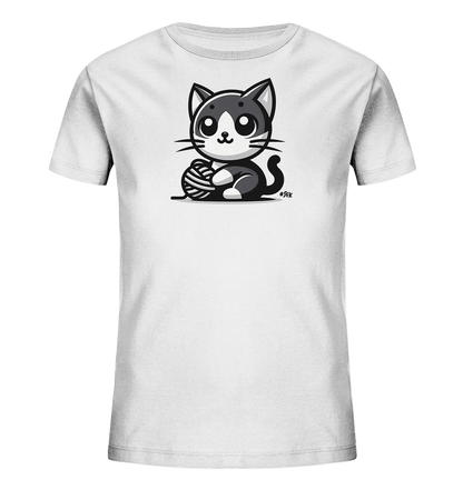 Onlineshop Shirts fuer Kinder - Das Bild zeigt ein weisses T-Shirt fuer Kinder mit einem niedlichen Cartoon-Motiv einer Katze. Die Katze ist in Schwarz-Weiss gehalten, hat grosse Augen und sitzt neben einem Wollknaeuel. Dieses verspielte Design verleiht dem Shirt einen charmanten Charakter.