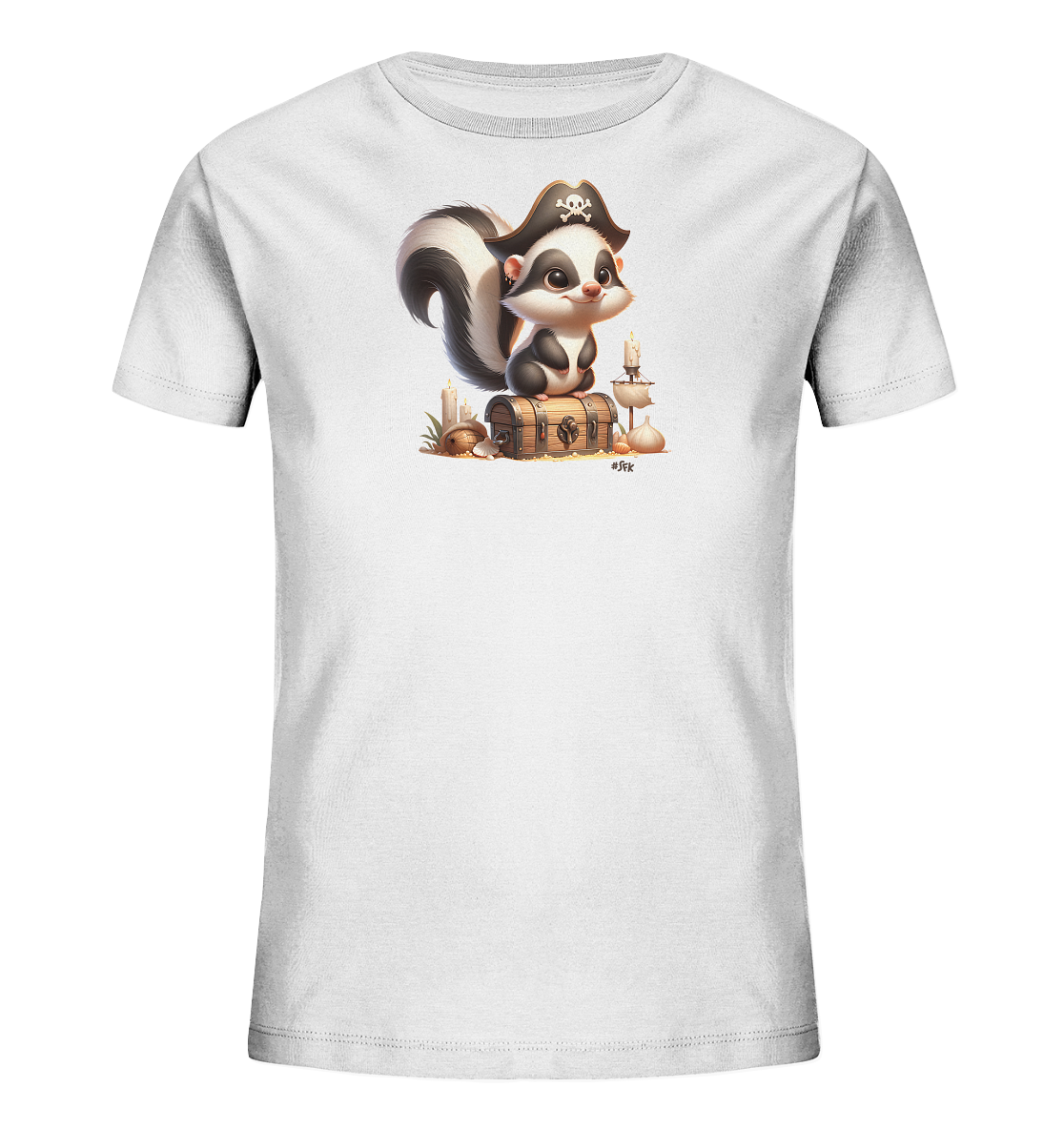 Onlineshop Shirts fuer Kinder - Dieses weisse T-Shirt fuer Kinder zeigt eine niedliche Illustration eines Stinktiers. Das Tier ist als Pirat gekleidet und traegt einen Hut mit Totenkopfmotiv. Es sitzt auf einer Holzschatzkiste, umgeben von Kerzen und anderen kleinen Objekten. Das Design wirkt verspielt und abenteuerlich, ideal fuer kleine Entdecker.