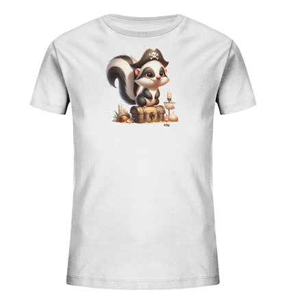 Onlineshop Shirts fuer Kinder - Dieses weisse T-Shirt fuer Kinder zeigt eine niedliche Illustration eines Stinktiers. Das Tier ist als Pirat gekleidet und traegt einen Hut mit Totenkopfmotiv. Es sitzt auf einer Holzschatzkiste, umgeben von Kerzen und anderen kleinen Objekten. Das Design wirkt verspielt und abenteuerlich, ideal fuer kleine Entdecker.