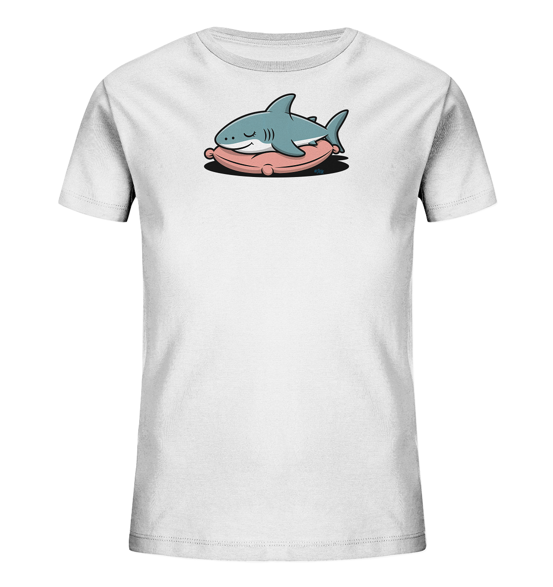 Onlineshop Shirts fuer Kinder - Das Bild zeigt ein weisses Kinder-T-Shirt mit einem niedlichen Aufdruck. Ein hellblauer Cartoon-Hai liegt gemuetlich auf einem rosafarbenen, kissenartigen Objekt. Der Hai hat geschlossene Augen und einen zufriedenen Ausdruck, was eine ruhige und verspielte Szene darstellt. Das Design ist kindgerecht gestaltet.