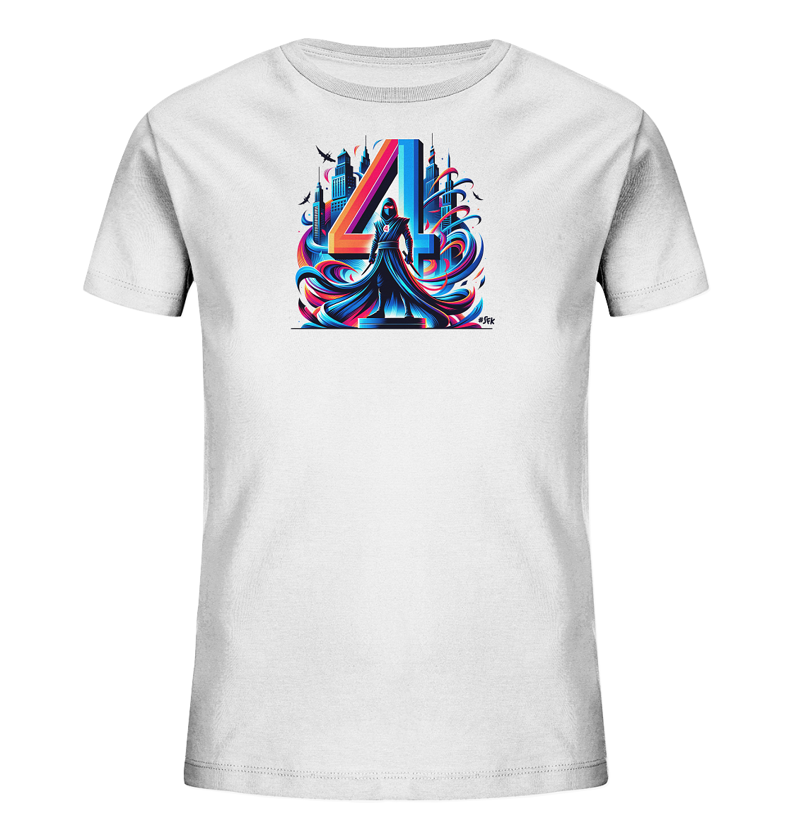 Onlineshop Shirts fuer Kinder - Das Bild zeigt ein weisses T-Shirt mit einem auffaelligen, mehrfarbigen Druck. Im Zentrum des Designs steht die grosse Zahl '4' in leuchtenden Blau-, Pink- und Orangetoenen. Darunter ist eine Figur in einem dunklen Umhang vor einer stilisierten Stadtsilhouette dargestellt. Dynamische, bunte Formen umgeben das Motiv, ergaenzt durch kleine Silhouetten fliegender Tiere.