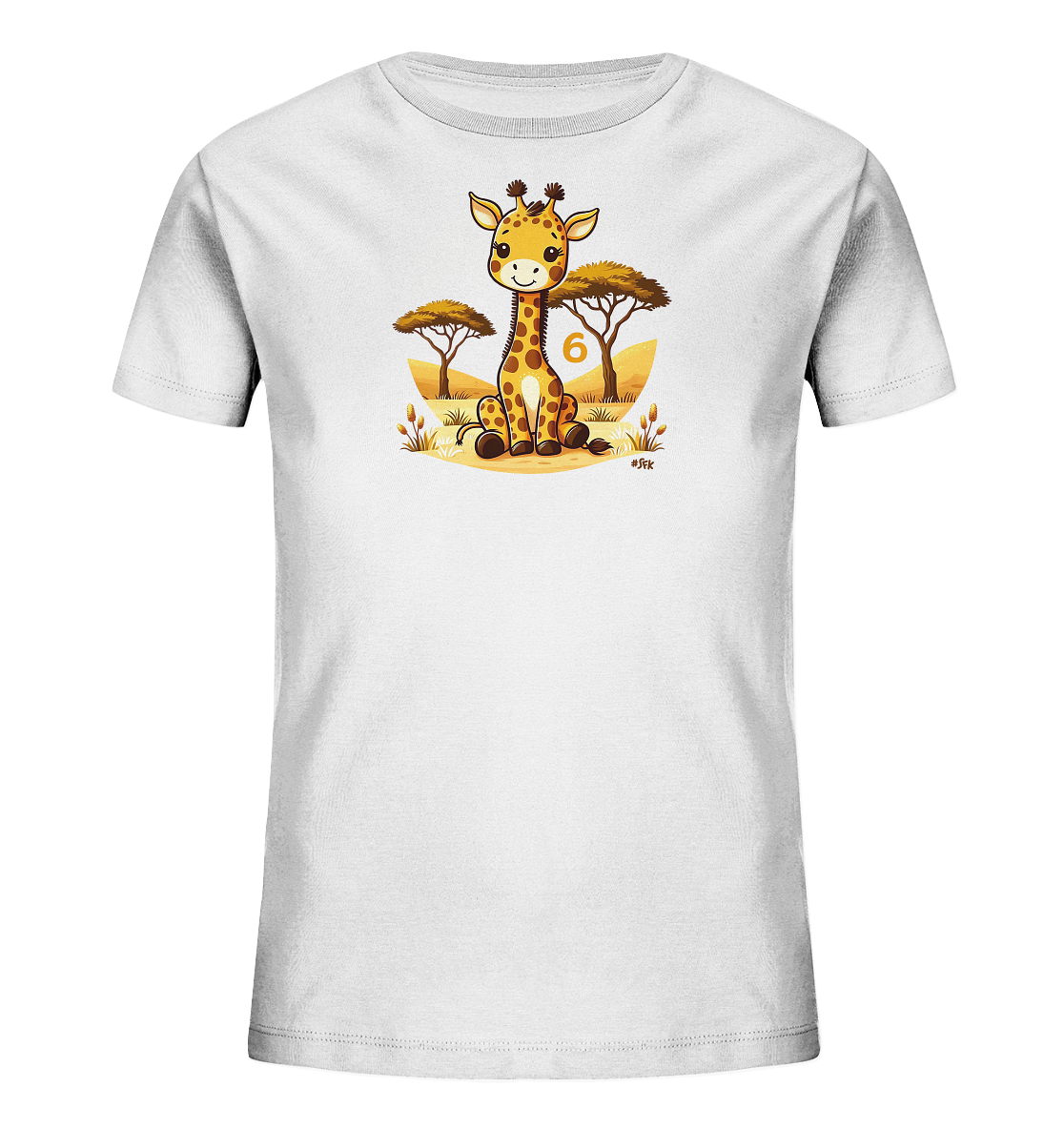 Onlineshop Shirts fuer Kinder - Das Bild zeigt ein weisses T-Shirt fuer Kinder mit einer froehlichen Giraffen-Grafik. Die cartoonhafte Giraffe sitzt vor einer Savannenlandschaft mit Akazienbaeumen. Neben der Giraffe ist die Zahl '6' zu sehen. Das Design wirkt freundlich und verspielt.