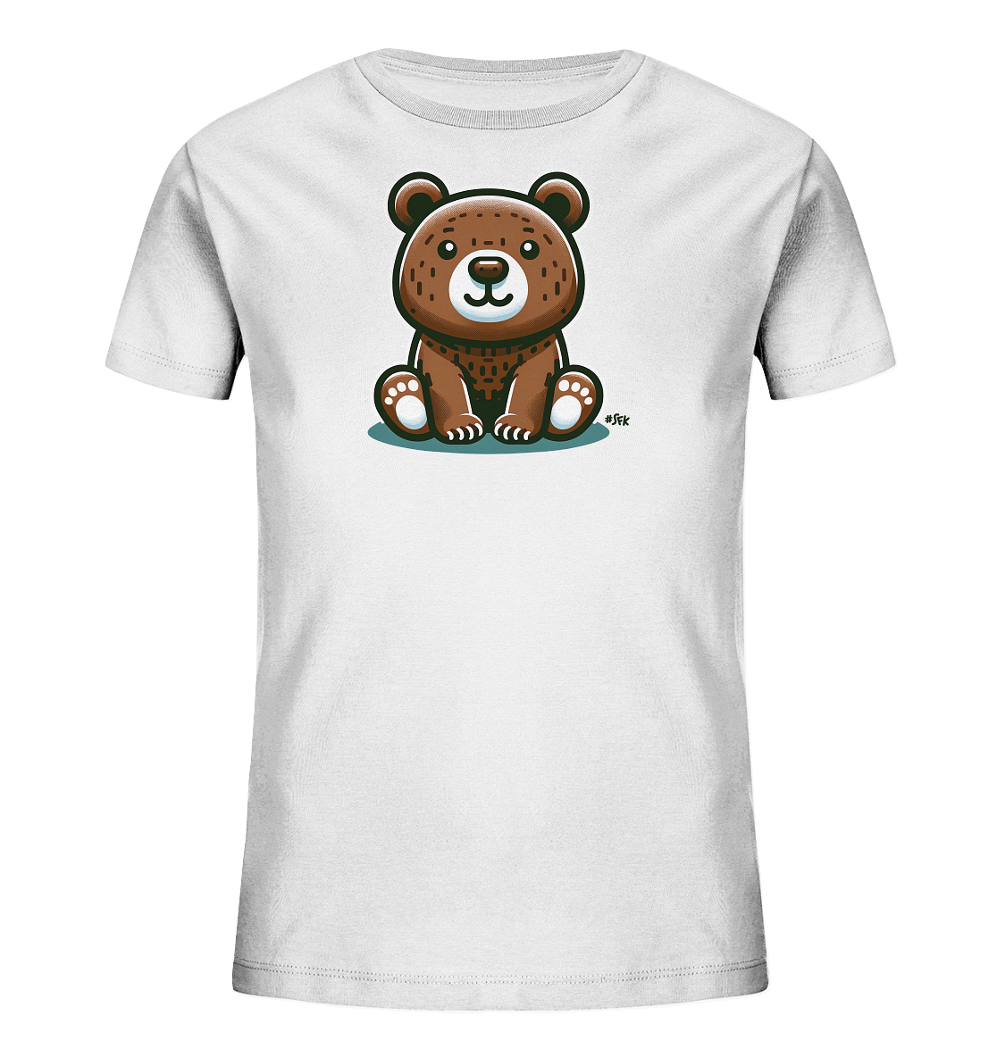 Onlineshop Shirts fuer Kinder - Das Bild zeigt ein weisses Kinder-T-Shirt mit einer detailreichen Illustration eines sitzenden Baeren auf der Vorderseite. Der braune Baer hat grosse Ohren, eine helle Schnauze und ein freundliches Gesicht. Er sitzt aufrecht und blickt direkt nach vorne, umgeben von einem leichten Schatten unter ihm. Das Motiv wirkt verspielt und ansprechend.