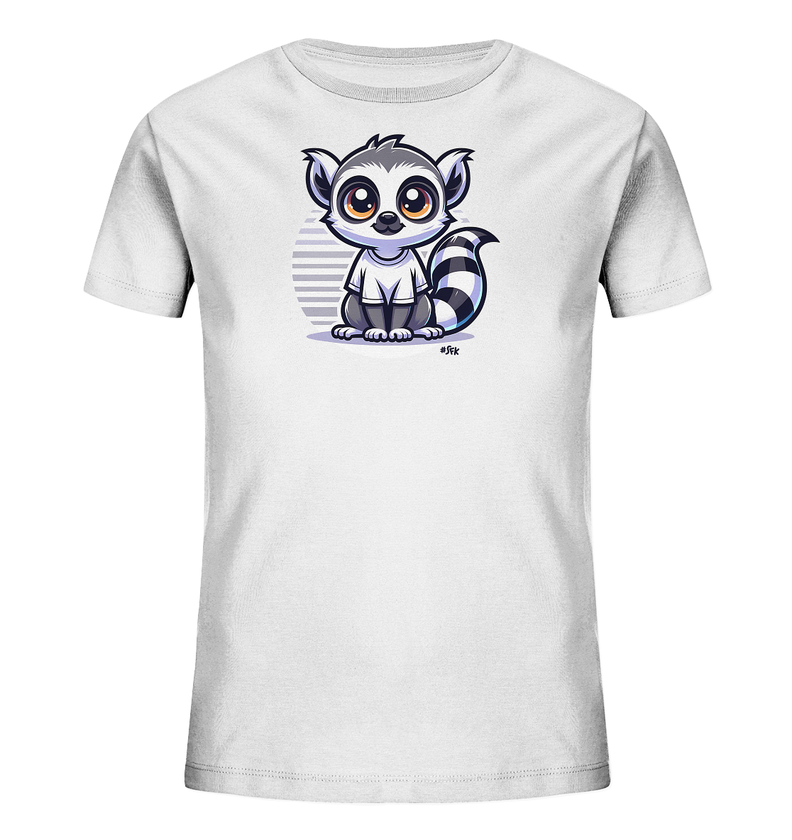 Onlineshop Shirts fuer Kinder - Das Bild zeigt ein weisses Kinder-T-Shirt mit einem niedlichen Cartoon-Lemur auf der Vorderseite. Der Lemur sitzt aufrecht und traegt ein kleineres T-Shirt, waehrend er von einem gestreiften Kreis im Hintergrund umrahmt wird. Sein gestreifter Schwanz ist seitlich sichtbar, und seine grossen Augen blicken nach vorne. Das Design ist farbenfroh und verspielt.