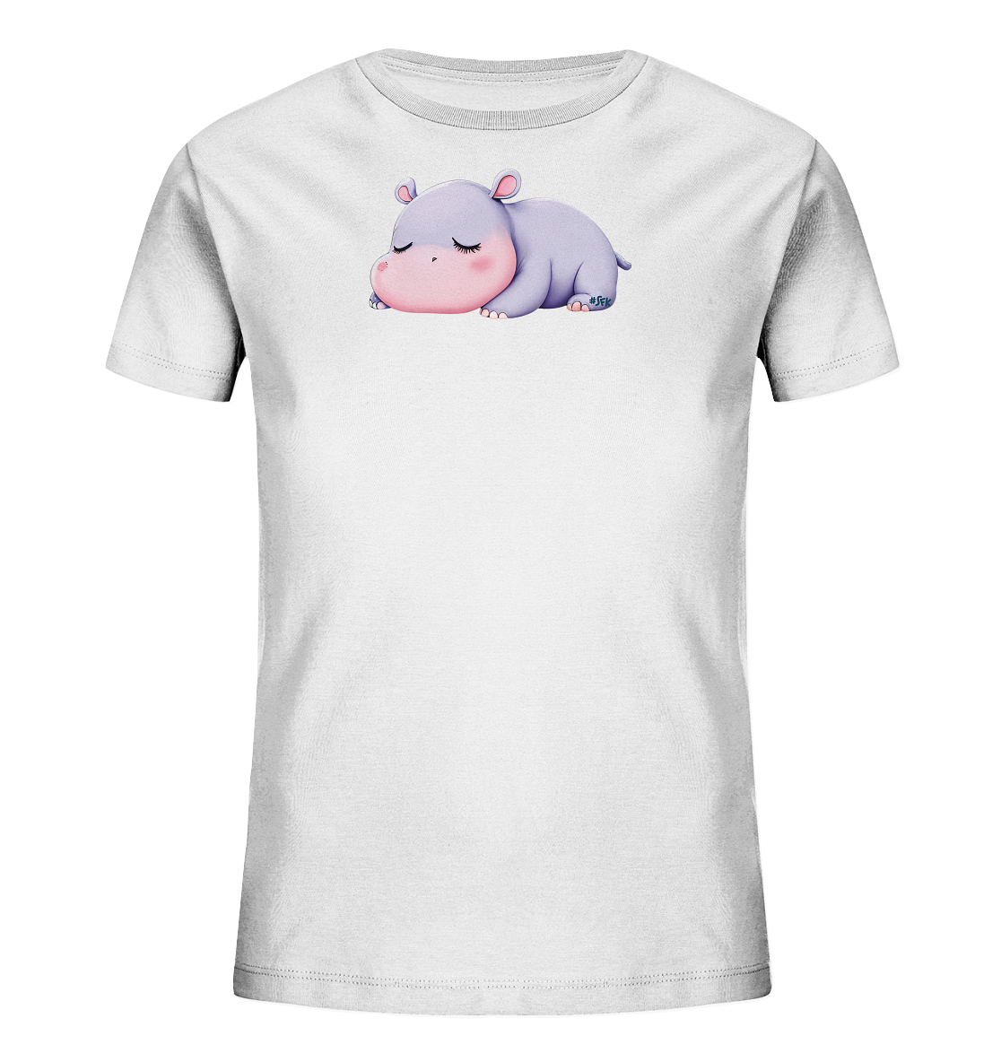 Onlineshop Shirts fuer Kinder - Das Bild zeigt ein weisses T-Shirt fuer Kinder, verziert mit einer Illustration eines schlafenden Nilpferds auf der Vorderseite. Das Nilpferd ist in sanften Lila- und Rosatoenen gehalten, hat geschlossene Augen und liegt friedlich da. Dieses niedliche Motiv verleiht dem Shirt eine ruhige und zarte Ausstrahlung.