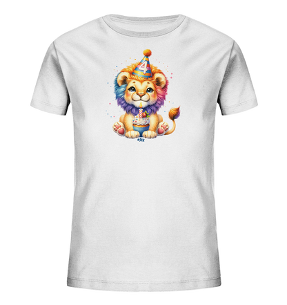 Onlineshop Shirts für Kinder - Das Bild zeigt ein weißes Kinder-T-Shirt mit einem farbenfrohen Aufdruck eines niedlichen Löwenbabys. Der kleine Löwe trägt einen bunten Partyhut mit der Zahl '4' und sitzt vor einem Cupcake mit einer Kerze darauf. Das Design ist fröhlich und verspielt, mit einem Hauch von Farbspritzern im Hintergrund. Dieses Shirt ist ideal für einen vierten Geburtstag oder als alltägliches Kleidungsstück für Kinder.
