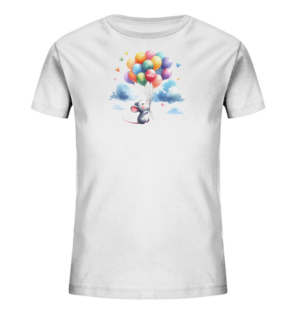 Onlineshop Shirts für Kinder - Das Bild zeigt ein weißes Kinder-T-Shirt mit einem farbenfrohen Aufdruck auf der Vorderseite. Zu sehen ist eine kleine, graue Maus, die an einem Bündel bunter Ballons hängt und in einem wolkenverhangenen Himmel schwebt. Kleine Herzen umgeben das Motiv, das in einem sanften, aquarellartigen Stil gestaltet ist. Dieses Design verleiht dem Shirt eine fröhliche und verträumte Note.