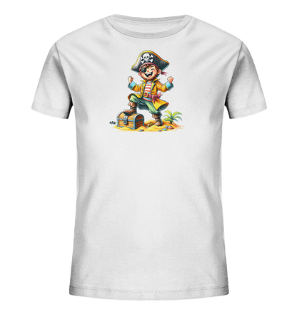 Onlineshop Shirts fuer Kinder - Das Bild zeigt ein weisses Kinder-T-Shirt mit einer farbenfrohen Illustration. Ein froehlicher Piratenjunge mit Augenklappe und Piratenhut steht triumphierend auf einer geoeffneten Schatztruhe. Die Szene spielt an einem Strand mit Sand, kleinen Steinen und einer Palme, was dem Motiv einen abenteuerlichen Touch verleiht.