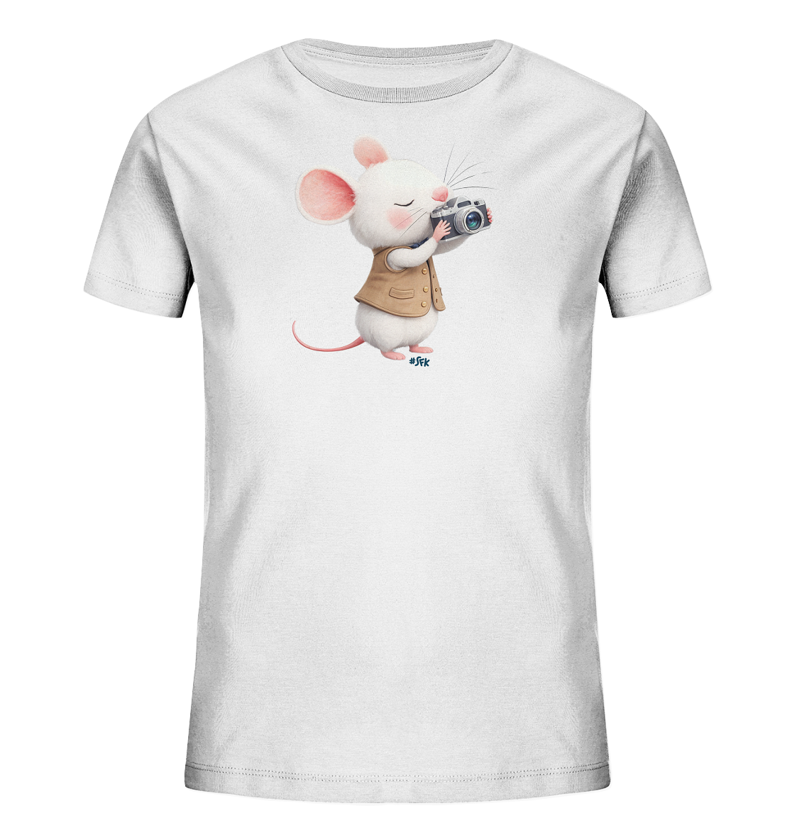 Onlineshop Shirts fuer Kinder - Das Bild zeigt ein weisses Kinder-T-Shirt mit einem niedlichen Tiermotiv. Eine weisse Maus mit rosafarbenen Ohren und Schwanz ist darauf abgebildet. Die Maus traegt eine braune Weste und haelt eine Kamera vor ihr Gesicht, als wuerde sie fotografieren. Das Design wirkt verspielt und faengt einen charmanten Moment ein.