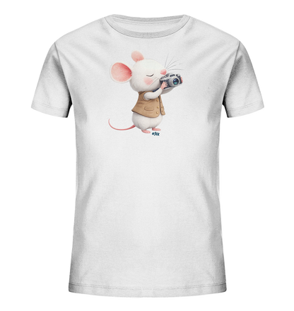 Onlineshop Shirts fuer Kinder - Das Bild zeigt ein weisses Kinder-T-Shirt mit einem niedlichen Tiermotiv. Eine weisse Maus mit rosafarbenen Ohren und Schwanz ist darauf abgebildet. Die Maus traegt eine braune Weste und haelt eine Kamera vor ihr Gesicht, als wuerde sie fotografieren. Das Design wirkt verspielt und faengt einen charmanten Moment ein.