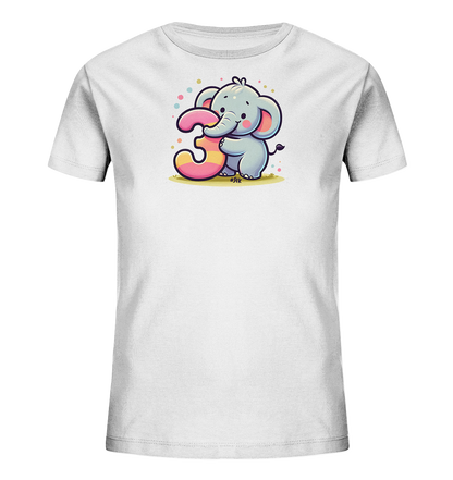 Onlineshop Shirts fuer Kinder - Das Bild zeigt ein weisses T-Shirt fuer Kinder mit einem farbenfrohen Aufdruck. Darauf ist ein niedlicher Cartoon-Elefant zu sehen, der eine grosse, gestreifte Zahl Drei umarmt. Kleine bunte Konfetti-Punkte umgeben das Motiv, das auf einem gruenen Untergrund dargestellt ist. Das Design ist froehlich und verspielt.
