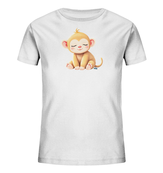 Onlineshop Shirts fuer Kinder - Das Bild zeigt ein weisses Kinder-T-Shirt mit einem charmanten, sitzenden Affenmotiv auf der Vorderseite. Der Affe ist in sanften Brauntoenen gehalten, besitzt rosafarbene Ohren und Wangen und schliesst die Augen friedlich. Das verspielte Design ist mittig platziert und verleiht dem Shirt einen freundlichen Charakter. Das T-Shirt ist glatt und faltenfrei dargestellt.