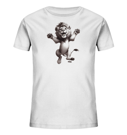 Onlineshop Shirts fuer Kinder - Das Bild zeigt ein weisses Kinder-T-Shirt mit einer schwarz-weissen Illustration eines froehlichen Loewen. Der Loewe ist in einer springenden Pose dargestellt, mit erhobenen Pfoten und einem breiten Laecheln. Die detaillierte Grafik verleiht dem Shirt einen verspielten und dynamischen Look. Es ist ein einfacher, aber ausdrucksstarker Druck.