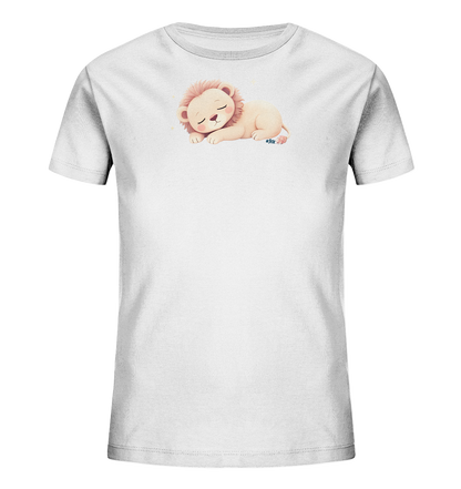 Onlineshop Shirts fuer Kinder - Das Bild zeigt ein weisses Kinder-T-Shirt mit einem niedlichen schlafenden Loewenmotiv auf der Vorderseite. Der Loewe ist hellbeige mit einer sanften rosafarbenen Maehne und liegt entspannt da, die Augen geschlossen. Um den schlafenden Loewen herum sind dezente, glitzernde Akzente zu sehen. Das Design wirkt ruhig und kindgerecht.