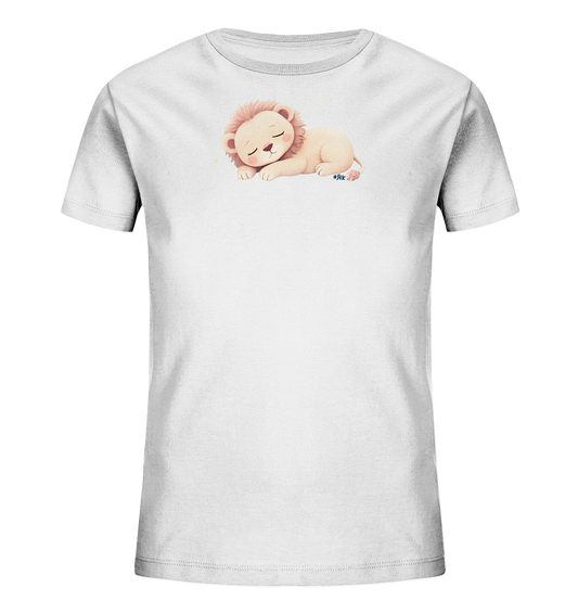 Onlineshop Shirts fuer Kinder - Das Bild zeigt ein weisses Kinder-T-Shirt mit einem niedlichen schlafenden Loewenmotiv auf der Vorderseite. Der Loewe ist hellbeige mit einer sanften rosafarbenen Maehne und liegt entspannt da, die Augen geschlossen. Um den schlafenden Loewen herum sind dezente, glitzernde Akzente zu sehen. Das Design wirkt ruhig und kindgerecht.