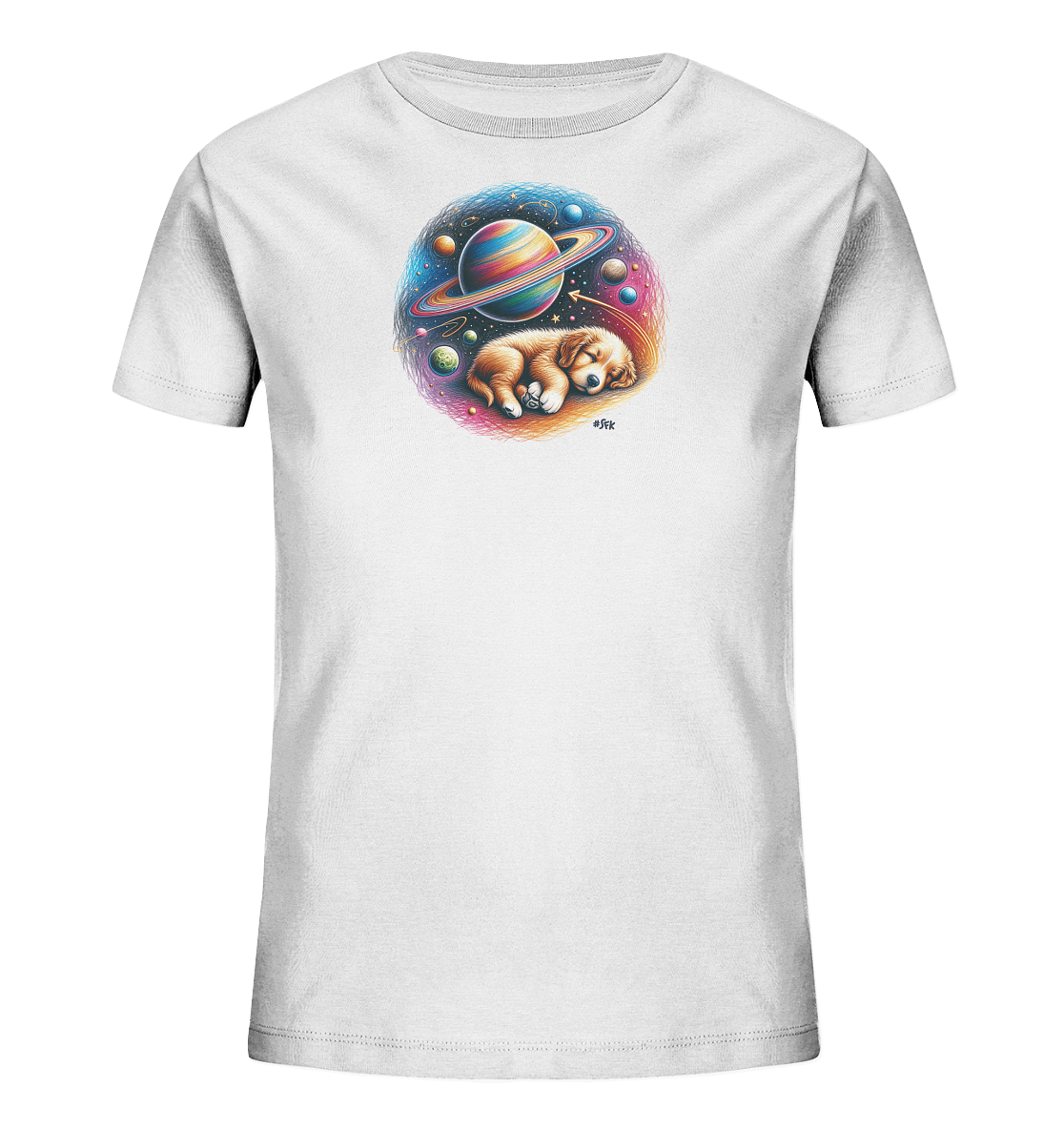 Onlineshop Shirts fuer Kinder - Dieses weisse Kinder-T-Shirt zeigt eine farbenfrohe Grafik auf der Vorderseite. Das Motiv stellt einen schlafenden Welpen dar, der gemuetlich in einer kosmischen Szene mit Planeten und Sternen liegt. Die runde Illustration ist reich an lebendigen Farben und Details, die eine traumhafte Weltraumreise darstellen. Dieses verspielte Design ist ein Blickfang auf dem Shirt.