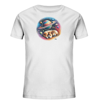 Onlineshop Shirts fuer Kinder - Dieses weisse Kinder-T-Shirt zeigt eine farbenfrohe Grafik auf der Vorderseite. Das Motiv stellt einen schlafenden Welpen dar, der gemuetlich in einer kosmischen Szene mit Planeten und Sternen liegt. Die runde Illustration ist reich an lebendigen Farben und Details, die eine traumhafte Weltraumreise darstellen. Dieses verspielte Design ist ein Blickfang auf dem Shirt.