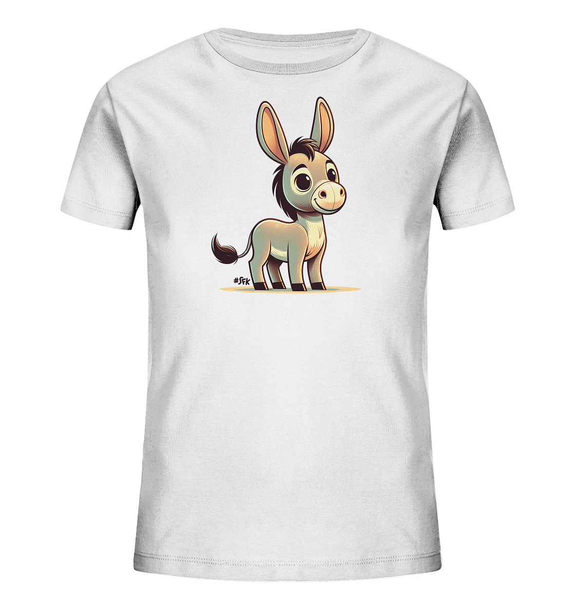 Onlineshop Shirts fuer Kinder - Das Bild zeigt ein weisses T-Shirt fuer Kinder mit einer niedlichen Comic-Illustration eines Esels auf der Vorderseite. Der Esel ist hellgrau mit schwarzer Maehne und Schweif dargestellt und steht auf einem angedeuteten gelb-braunen Untergrund. Er hat grosse Augen, lange Ohren und ein freundliches Laecheln, was ihm einen froehlichen Ausdruck verleiht. Das Design ist einfach und ansprechend fuer Kinder.
