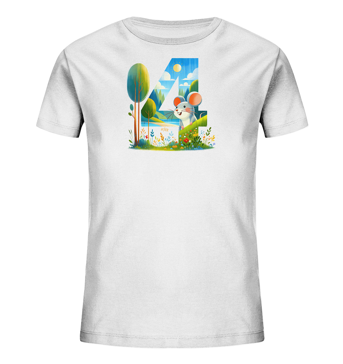 Onlineshop Shirts fuer Kinder - Das Bild zeigt ein weisses Kinder T-Shirt mit einer farbenfrohen Illustration auf der Vorderseite. Das Design kombiniert die Zahl '4' mit einer detaillierten Landschaftsszene, die Baeume, Wasser und Berge umfasst. Eine kleine, freundliche Maus ist in der Mitte der Illustration zu sehen, umgeben von Blumen und Gras unter blauem Himmel. Diese verspielte Darstellung verleiht dem Shirt einen froehlichen Charakter.