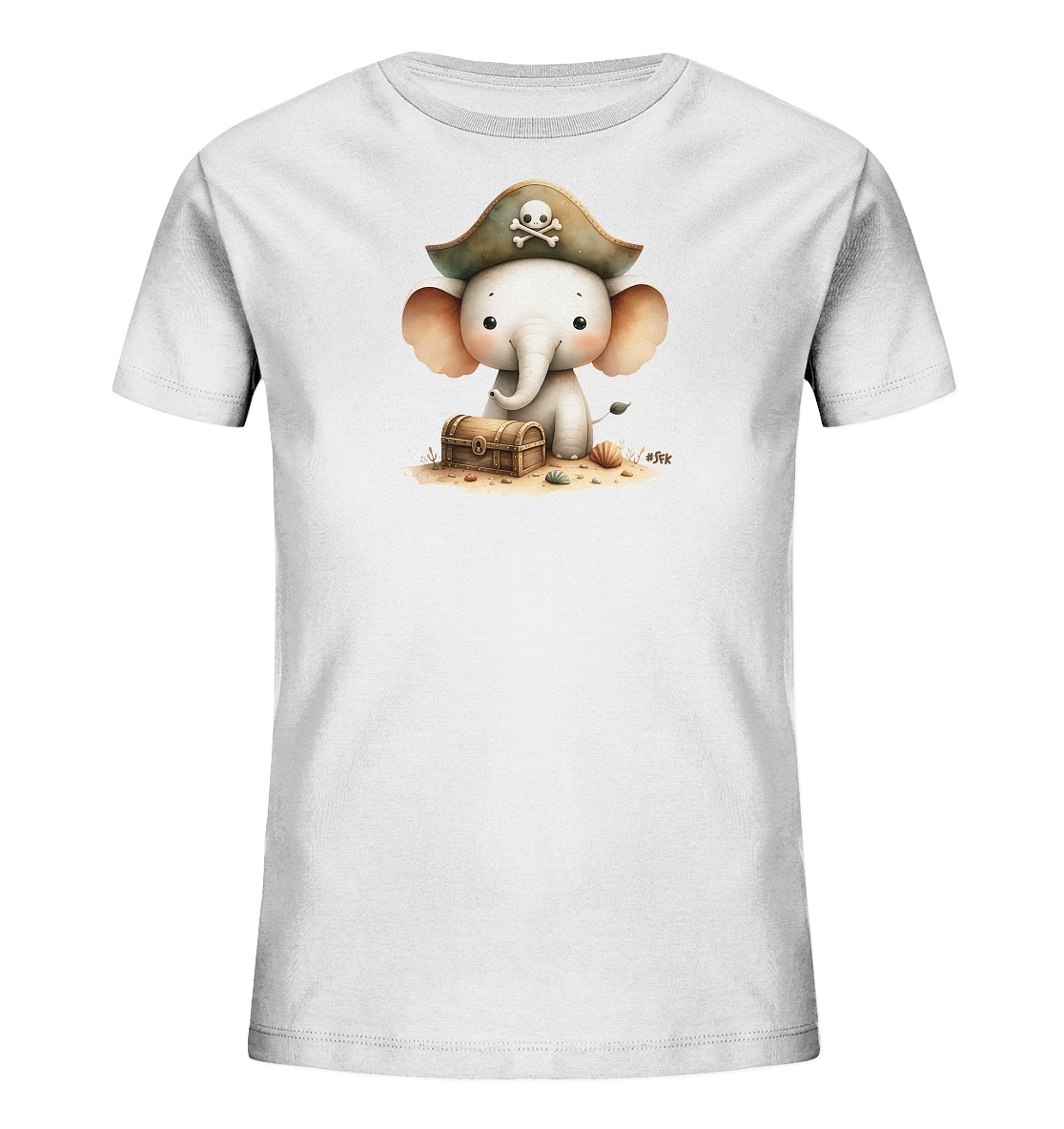 Onlineshop Shirts fuer Kinder - Das Bild zeigt ein weisses T-Shirt fuer Kinder mit einer niedlichen Illustration eines Baby-Elefanten. Der Elefant traegt einen Piratenhut mit Totenkopf und sitzt auf sandigem Boden neben einer kleinen Schatztruhe. Die detailreiche Darstellung faengt eine spielerische Szene ein, umrahmt von Muscheln auf dem Sand. Dieses Design verleiht dem Shirt einen charmanten Abenteuer-Look.