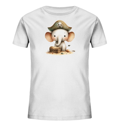 Onlineshop Shirts fuer Kinder - Das Bild zeigt ein weisses T-Shirt fuer Kinder mit einer niedlichen Illustration eines Baby-Elefanten. Der Elefant traegt einen Piratenhut mit Totenkopf und sitzt auf sandigem Boden neben einer kleinen Schatztruhe. Die detailreiche Darstellung faengt eine spielerische Szene ein, umrahmt von Muscheln auf dem Sand. Dieses Design verleiht dem Shirt einen charmanten Abenteuer-Look.