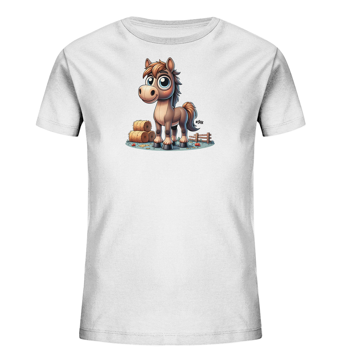 Onlineshop Shirts fuer Kinder - Das Bild zeigt ein weisses Kinder-T-Shirt mit einem farbenfrohen Aufdruck. Auf der Vorderseite ist ein niedliches, cartoonhaftes Pferd abgebildet. Das Pferd steht vor Heuballen und einem kleinen Holzzaun in einer laendlichen Szene. Die Illustration ist detailreich und froehlich gestaltet.
