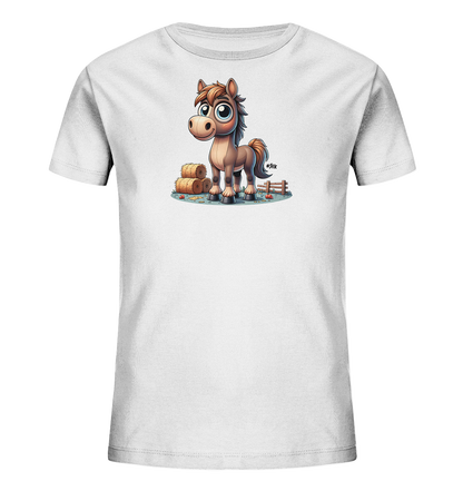 Onlineshop Shirts fuer Kinder - Das Bild zeigt ein weisses Kinder-T-Shirt mit einem farbenfrohen Aufdruck. Auf der Vorderseite ist ein niedliches, cartoonhaftes Pferd abgebildet. Das Pferd steht vor Heuballen und einem kleinen Holzzaun in einer laendlichen Szene. Die Illustration ist detailreich und froehlich gestaltet.