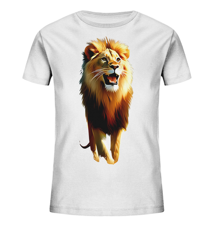 Onlineshop Shirts fuer Kinder - Das Bild zeigt ein weisses T-Shirt fuer Kinder mit einer detaillierten Illustration eines schreitenden Loewen auf der Vorderseite. Der Loewe blickt nach vorne, sein Maul ist geoeffnet und seine goldene Maehne ist eindrucksvoll dargestellt. Die Grafik hat einen kuenstlerischen Stil und ist zentral auf dem Shirt platziert. Dieses Design verleiht dem T-Shirt einen kraftvollen und majestaetischen Look.
