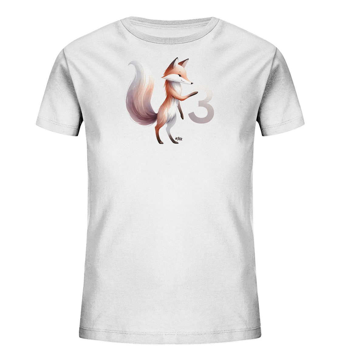 Onlineshop Shirts fuer Kinder - Dieses Bild zeigt ein weisses T-Shirt fuer Kinder mit einem niedlichen Motiv auf der Vorderseite. Das Design zeigt einen stilisierten Fuchs mit buschigem Schwanz, der neben einer grossen, halbtransparenten Zahl Drei steht. Der Fuchs ist in warmen Braun- und Rottoenen gehalten und hat einen freundlichen Ausdruck. Das Motiv verleiht dem Shirt einen verspielten Charakter.