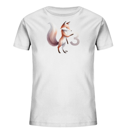 Onlineshop Shirts fuer Kinder - Dieses Bild zeigt ein weisses T-Shirt fuer Kinder mit einem niedlichen Motiv auf der Vorderseite. Das Design zeigt einen stilisierten Fuchs mit buschigem Schwanz, der neben einer grossen, halbtransparenten Zahl Drei steht. Der Fuchs ist in warmen Braun- und Rottoenen gehalten und hat einen freundlichen Ausdruck. Das Motiv verleiht dem Shirt einen verspielten Charakter.