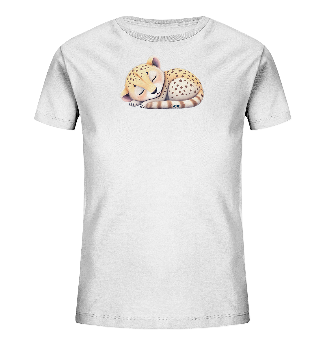 Onlineshop Shirts fuer Kinder - Das Bild zeigt ein weisses T-Shirt fuer Kinder. Auf der Vorderseite ist eine niedliche Illustration eines schlafenden Gepardenbabys zu sehen. Das kleine Raubtier ist friedlich zusammengerollt dargestellt, mit geschlossenen Augen und seinen typischen Flecken. Das Design wirkt sanft und ansprechend.