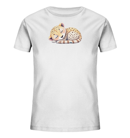 Onlineshop Shirts fuer Kinder - Das Bild zeigt ein weisses T-Shirt fuer Kinder. Auf der Vorderseite ist eine niedliche Illustration eines schlafenden Gepardenbabys zu sehen. Das kleine Raubtier ist friedlich zusammengerollt dargestellt, mit geschlossenen Augen und seinen typischen Flecken. Das Design wirkt sanft und ansprechend.