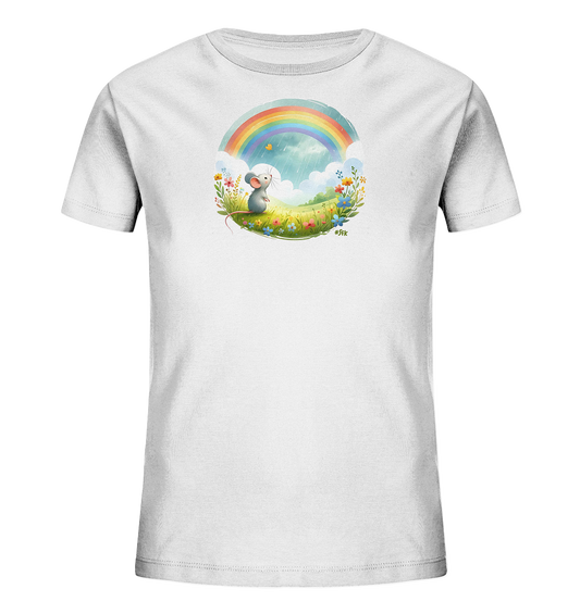 Onlineshop Shirts fuer Kinder - Das Bild zeigt ein weisses Kinder-T-Shirt mit einer runden Grafik in der Mitte. Die Grafik zeigt eine kleine graue Maus, die in einem bunten Blumenfeld sitzt. Über dem Feld spannen sich ein Regenbogen, Wolken und ein kleiner Schmetterling. Dieses Design verleiht dem Shirt einen froehlichen und fantasievollen Look.