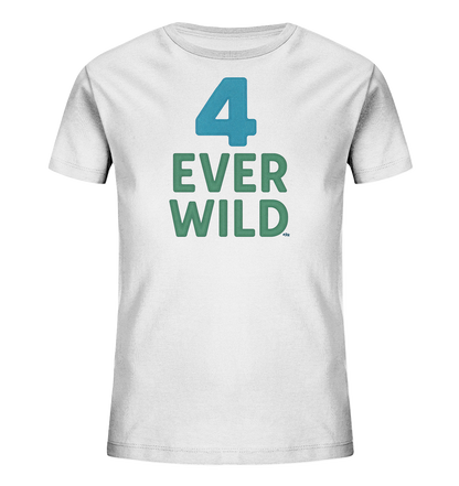 Onlineshop Shirts fuer Kinder - Das Bild zeigt ein weisses T-Shirt fuer Kinder. Auf der Vorderseite befindet sich ein Aufdruck mit der Zahl '4' in Blau. Darunter stehen die Worte 'EVER WILD' in gruenen Grossbuchstaben. Das Design ist schlicht und grafisch.