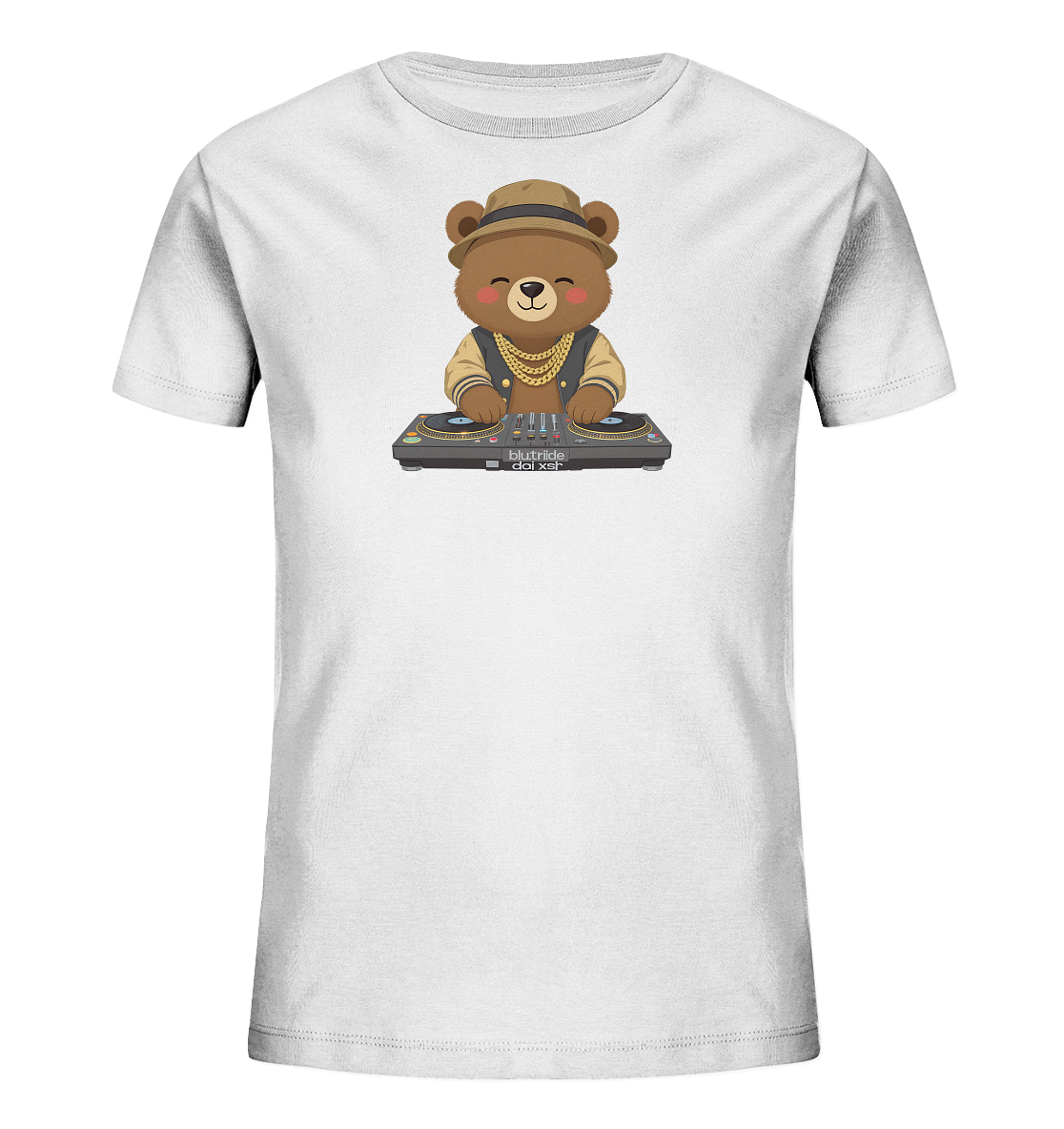 Onlineshop Shirts fuer Kinder - Das Bild zeigt ein weisses Kinder-T-Shirt mit einem niedlichen DJ-Baer-Motiv auf der Vorderseite. Der cartoonhafte Baer traegt einen Hut, eine goldene Kette und eine Jacke, waehrend er an einem DJ-Pult steht. Sein froehlicher Ausdruck verleiht dem Design eine verspielte Note. Das Motiv ist detailreich und farbenfroh auf dem schlichten Shirt platziert.