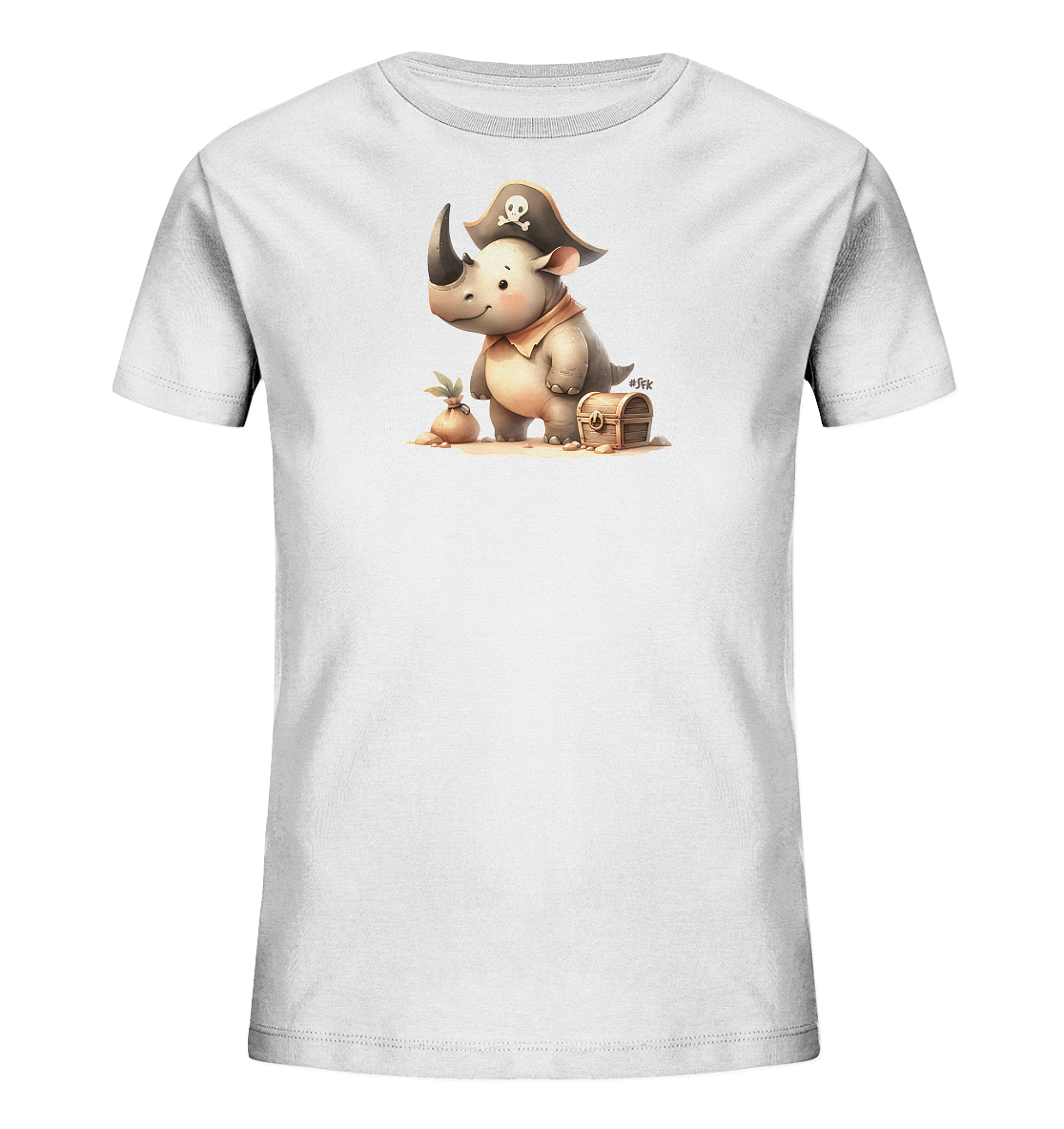 Onlineshop Shirts fuer Kinder - Dieses weisse Kinder T-Shirt zeigt eine entzueckende Illustration eines kleinen Nashorns, das als Pirat verkleidet ist. Das Nashorn traegt einen Piratenhut mit Totenkopf und ein Halstuch. Es steht auf Sand neben einer Schatzkiste und einem kleinen Pflanzenbeutel. Das Design wirkt sehr niedlich und detailreich.