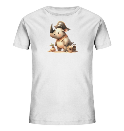 Onlineshop Shirts fuer Kinder - Dieses weisse Kinder T-Shirt zeigt eine entzueckende Illustration eines kleinen Nashorns, das als Pirat verkleidet ist. Das Nashorn traegt einen Piratenhut mit Totenkopf und ein Halstuch. Es steht auf Sand neben einer Schatzkiste und einem kleinen Pflanzenbeutel. Das Design wirkt sehr niedlich und detailreich.
