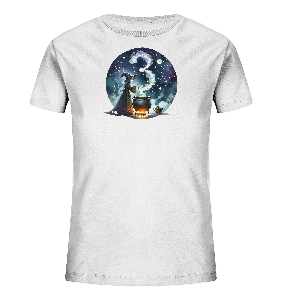 Onlineshop Shirts fuer Kinder - Das Bild zeigt ein weisses T-Shirt mit einem runden Motiv auf der Vorderseite. Das Motiv zeigt eine Figur in einem Hexenhut, die ueber einem dampfenden Kessel steht und darin ruehrt. Der aufsteigende Dampf formt die Zahl '3', umgeben von Sternen und einem magischen Nachthimmel. Dieses Design wirkt verspielt und fantasievoll, ideal fuer Kinder.