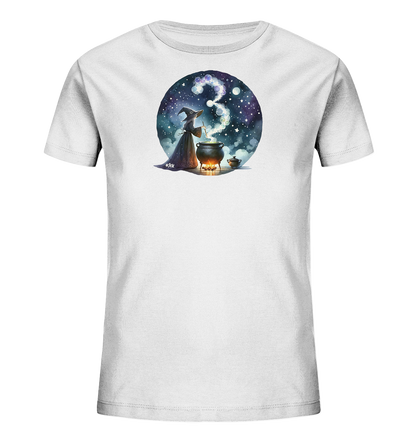 Onlineshop Shirts fuer Kinder - Das Bild zeigt ein weisses T-Shirt mit einem runden Motiv auf der Vorderseite. Das Motiv zeigt eine Figur in einem Hexenhut, die ueber einem dampfenden Kessel steht und darin ruehrt. Der aufsteigende Dampf formt die Zahl '3', umgeben von Sternen und einem magischen Nachthimmel. Dieses Design wirkt verspielt und fantasievoll, ideal fuer Kinder.