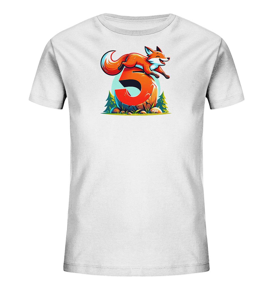 Onlineshop Shirts für Kinder - Das Bild zeigt ein weißes T-Shirt für Kinder mit einem bunten Aufdruck auf der Vorderseite. Das Motiv stellt einen springenden orangefarbenen Fuchs dar, der über eine große, orangefarbene Zahl '5' springt. Im Hintergrund sind schematische Bäume und Felsen zu sehen, die eine Wald- oder Naturkulisse andeuten. Das Design ist farbenfroh und dynamisch, was es für Kinder ansprechend macht.
