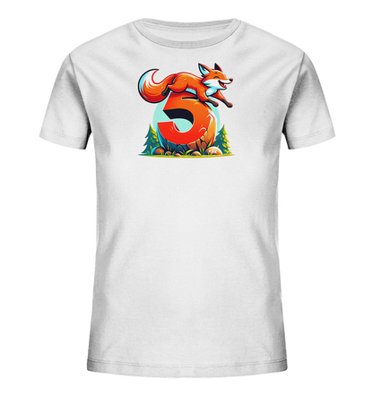 Onlineshop Shirts für Kinder - Das Bild zeigt ein weißes T-Shirt für Kinder mit einem bunten Aufdruck auf der Vorderseite. Das Motiv stellt einen springenden orangefarbenen Fuchs dar, der über eine große, orangefarbene Zahl '5' springt. Im Hintergrund sind schematische Bäume und Felsen zu sehen, die eine Wald- oder Naturkulisse andeuten. Das Design ist farbenfroh und dynamisch, was es für Kinder ansprechend macht.