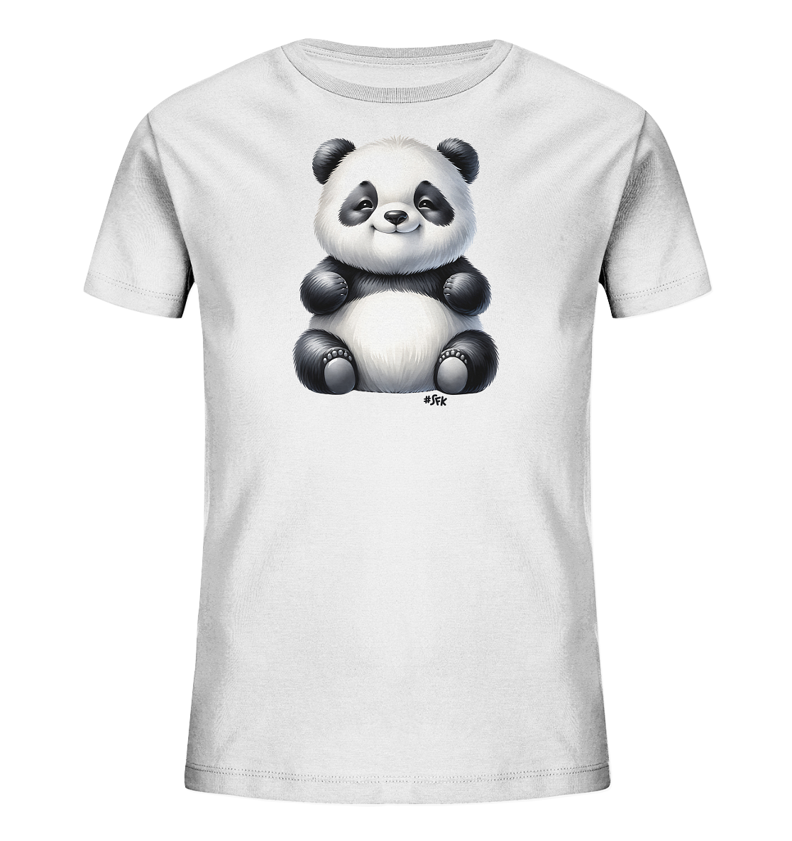 Onlineshop Shirts fuer Kinder - Das Bild zeigt ein weisses T-Shirt fuer Kinder mit einem bezaubernden Panda-Motiv. Der Panda ist im Cartoon-Stil dargestellt, sitzt aufrecht, hat ein breites Laecheln und wirkt sehr flauschig. Das schwarz-weisse Tier nimmt eine prominente Position auf der Vorderseite des Shirts ein. Das Design ist schlicht und fokussiert sich auf die niedliche Illustration des Pandas.