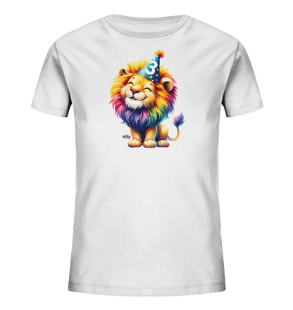 Onlineshop Shirts fuer Kinder - Dieses weisse Kinder-T-Shirt zeigt einen niedlichen, lachenden Cartoon-Loewen. Der Loewe traegt einen bunten Partyhut mit der Zahl '3' darauf. Seine Maehne und sein Schwanz sind in leuchtenden Regenbogenfarben dargestellt. Das froehliche Motiv ist mittig auf der Vorderseite des Shirts platziert und wirkt sehr lebendig.