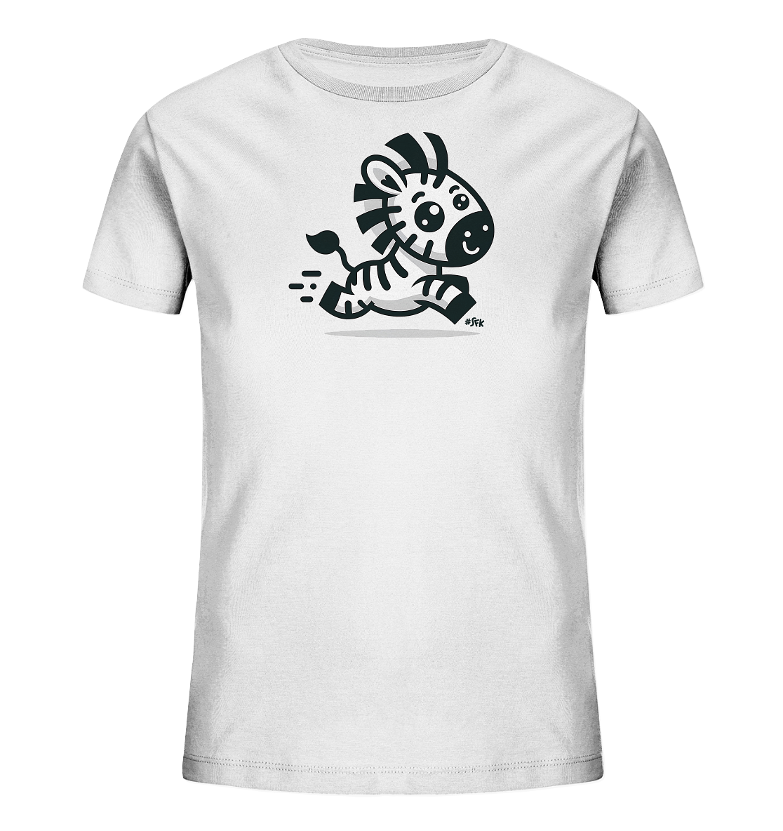 Onlineshop Shirts fuer Kinder - Das Bild zeigt ein weisses T-Shirt fuer Kinder. Auf der Vorderseite ist eine niedliche, cartoonhafte Illustration eines rennenden Zebra-Fohlens zu sehen. Das Zebra hat grosse Augen und einen freundlichen Ausdruck, dargestellt in Schwarz-Weiss mit Bewegungslinien. Eine dezente Schattierung unterstreicht die laufende Bewegung des Tieres auf dem Shirt.
