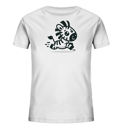 Onlineshop Shirts fuer Kinder - Das Bild zeigt ein weisses T-Shirt fuer Kinder. Auf der Vorderseite ist eine niedliche, cartoonhafte Illustration eines rennenden Zebra-Fohlens zu sehen. Das Zebra hat grosse Augen und einen freundlichen Ausdruck, dargestellt in Schwarz-Weiss mit Bewegungslinien. Eine dezente Schattierung unterstreicht die laufende Bewegung des Tieres auf dem Shirt.