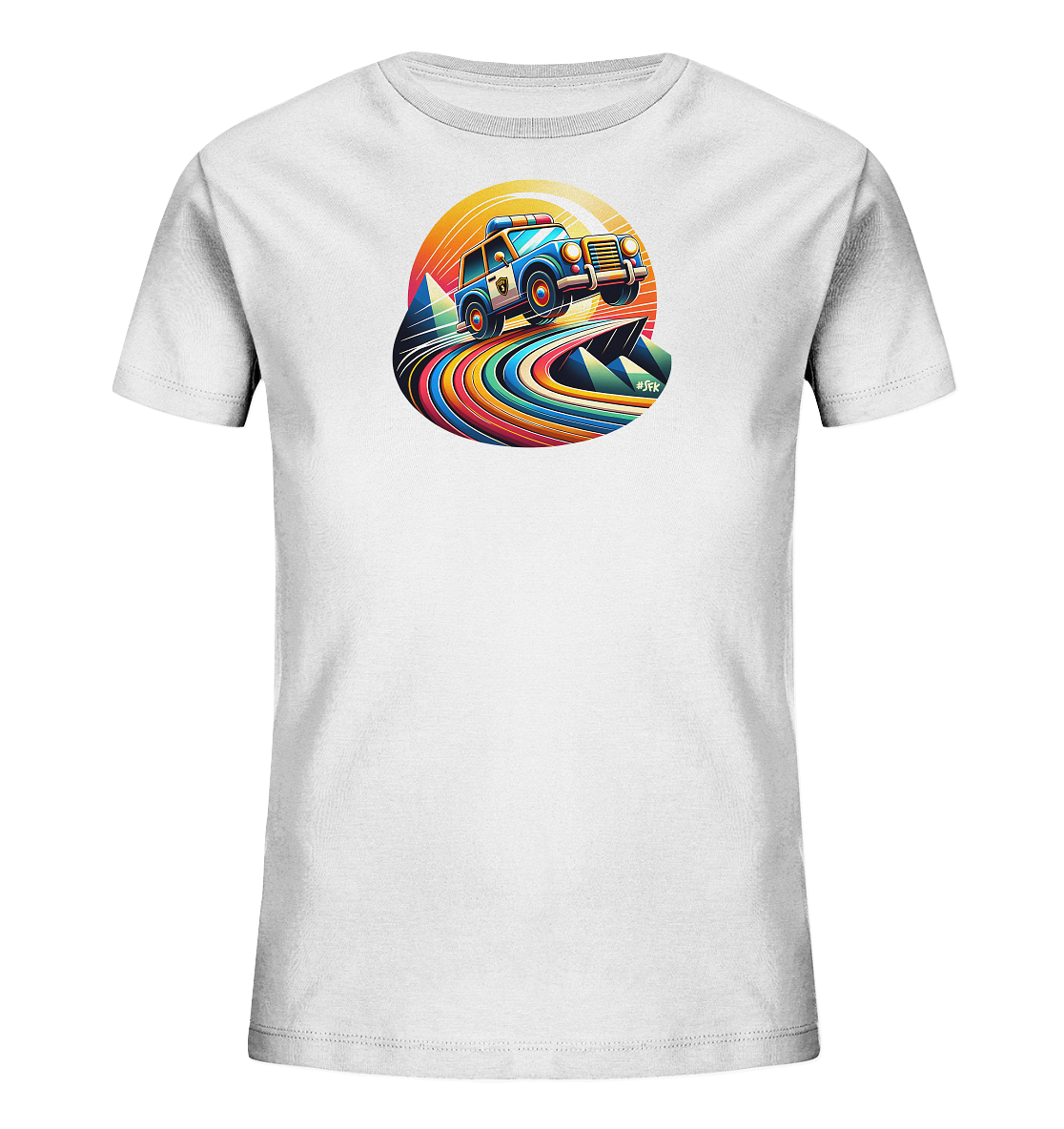 Onlineshop Shirts fuer Kinder - Das Bild zeigt ein weisses Kinder T-Shirt mit einem farbenfrohen Grafikdruck auf der Vorderseite. Der Druck zeigt ein cartoonhaftes Polizei Auto, das ueber eine bunte, regenbogenartige Strecke springt. Im Hintergrund sind eine stilisierte Sonne und geometrische Bergformen zu sehen. Das dynamische Design wirkt lebendig und verspielt.